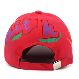 Dettaglio cappello baseball rosso graffiti con texture in cotone e fibbia in metallo
