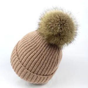 Khaki ribgebreide muts voor dames met een zachte pompon van imitatiebont
