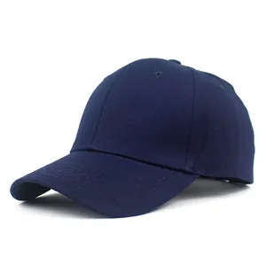 Dettaglio del berretto da baseball in cotone blu navy classico con visiera ricurva