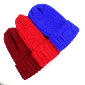 Bonnets d'hiver en maille côtelée pour adultes et enfants en bordeaux, rouge et bleu