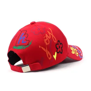 Berretto in cotone rosso con motivi graffiti colorati e fibbia in metallo regolabile