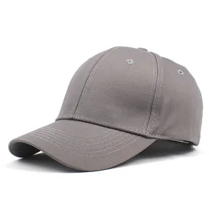 Dettaglio del cappellino da baseball in cotone grigio con trama twill e occhielli
