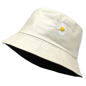 Chapeau bob crème avec broderie marguerite et intérieur noir réversible pour femme