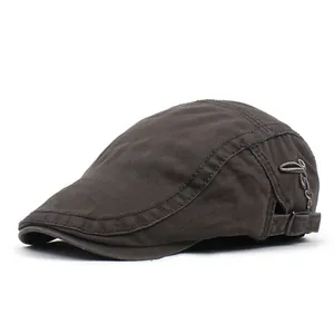 Détail de casquette plate en coton avec broderie de lettres et boucle en métal