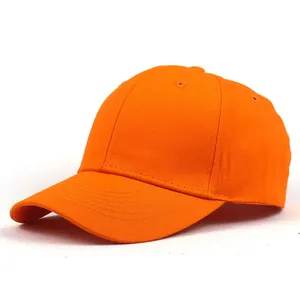 Dettaglio ravvicinato del cappellino in cotone arancione con tessuto twill e cuciture rinforzate