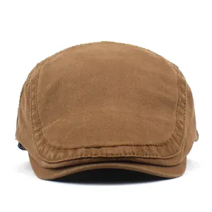 Détail du tissu en coton sergé et coutures renforcées sur cette casquette plate marron