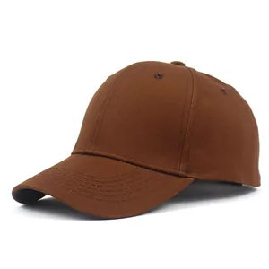 Dettaglio del berretto da baseball in cotone marrone caramello con corona a sei pannelli