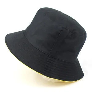Vue détaillée du chapeau bob noir avec doublure jaune et coutures de bord renforcées