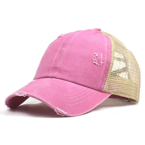 Detailansicht der pinkfarbenen Mesh-Baseballkappe mit Vintage-Effekt und Rissen