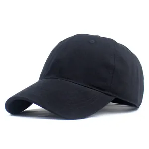 Klassische schwarze Baumwoll-Basecap aus einem seitlichen 45-Grad-Winkel gezeigt
