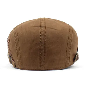 Vue arrière du béret marron en coton avec boucles réglables et coutures de précision