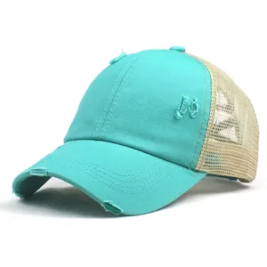 Detailaufnahme der Distressed-Baseballkappe mit Netzrücken und N-Stickerei für Damen