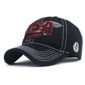 Détail de la broderie USA 3D rouge et des surpiqûres contrastées blanches sur la casquette