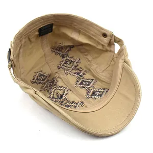Detail van de binnenkant van de kaki katoenen pet met Gsior-logo en borduursel