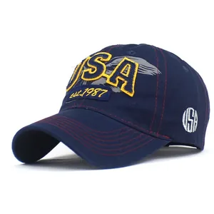 Détail d'une casquette bleu marine avec broderie USA jaune et écusson est. 1987