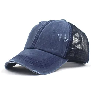 Detail einer Used-Look Denim Baseballkappe mit Mesh-Rückseite und 7L-Stickerei