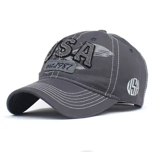 Détail de la casquette USA grise avec broderie et doubles coutures blanches apparentes