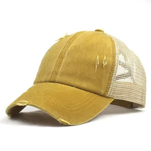 Seitenansicht der senfgelben Ponytail-Baseballkappe aus gewaschenem Canvas mit Mesh