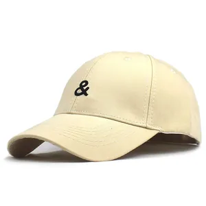 Gros plan détaillé sur la broderie noire d'une casquette de baseball en coton beige