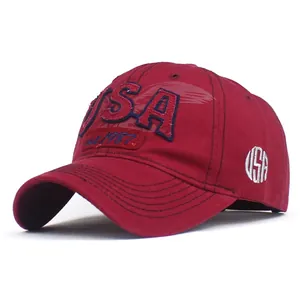 Détail de la casquette USA rouge foncé avec broderie vintage et visière courbée