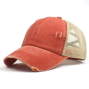 Detailansicht der Vintage-Baseballkappe mit orangefarbenem Segeltuch und Mesh-Rückseite