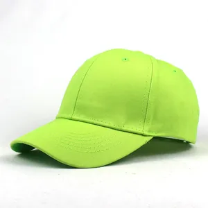 Dettaglio cappellino in cotone verde neon con cuciture rinforzate e fori traspiranti