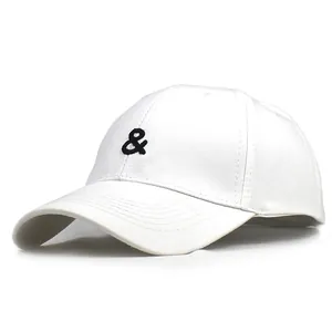 Vue détaillée d'une casquette de baseball blanche en coton avec broderie noire esperluette