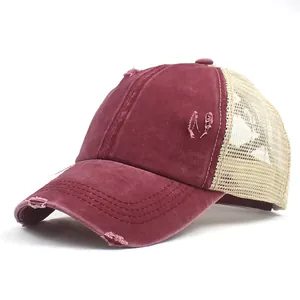 Detail der Vintage-Pferdeschwanz-Kappe in Weinrot mit Mesh-Rücken und Distressed-Optik