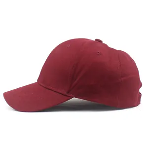 Dettaglio del profilo laterale di un classico cappellino da baseball in cotone bordeaux