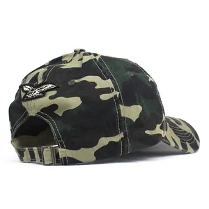 Détail d'une casquette de baseball camouflage avec broderie d'aigle et boucle en métal