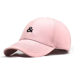 Détail de la casquette de baseball en coton rose clair avec broderie noire et visière cousue