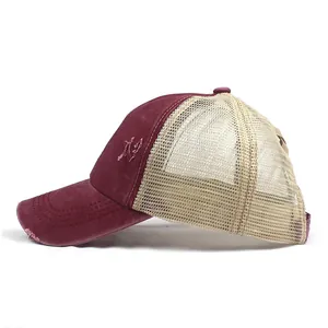Vintage bordeauxfarbene Ponytail-Baseballkappe mit Used-Look-Segeltuch und Mesh-Rückseite