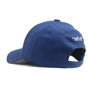 Détail de la casquette marine avec sangle réglable à l'arrière et broderie blanche 'and'