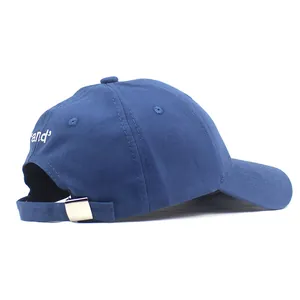 Détail de la casquette marine avec boucle métallique et broderie blanche à l'arrière