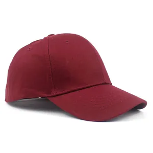 Dettaglio di un berretto da baseball bordeaux in puro cotone a 6 pannelli con visiera curva