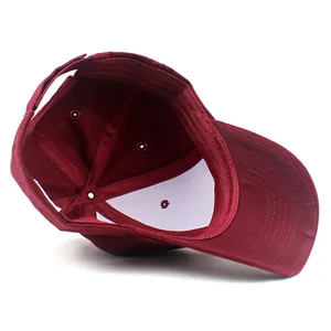 Vista interna di un cappellino da baseball in cotone bordeaux con cuciture e cinturino regolabile