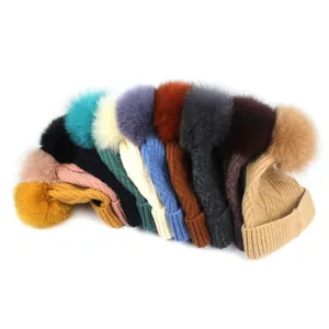 Damen Strickmützen mit großen Pompons in elf verschiedenen Farben für den Winter