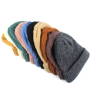 Gemütliche Strickmütze für Damen in zehn Farben mit hochwertigen Kunstpelz-Bommeln