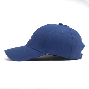 Casquette de baseball classique en coton bleu marine avec logo blanc brodé en vue latérale