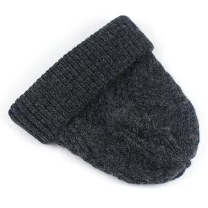 Details der dunkelgrauen Strickmütze mit hochwertigem, dickem Rautenstrickmuster