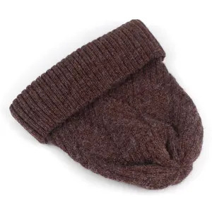Detailaufnahme der dunkelbraunen Strickmütze mit Zopfmuster und Rippstrickbund