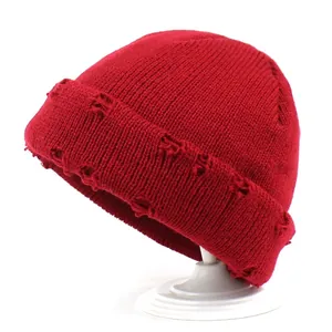 Berretto in maglia rossa da donna con dettagli strappati alla moda e calda trama in lana