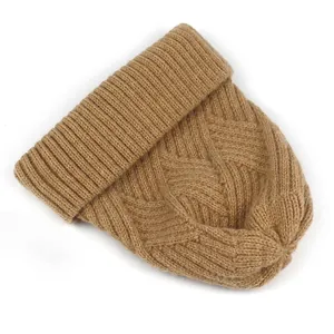 Detailansicht der kamelfarbenen Strickmütze mit Zopfmuster und geripptem Umschlag