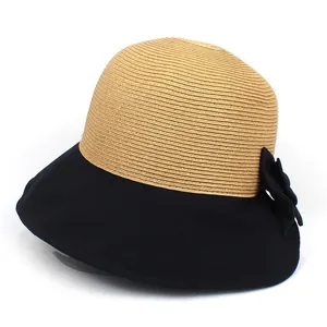 Détail d'un chapeau de paille à larges bords avec tressage kaki, tissu noir et nœud