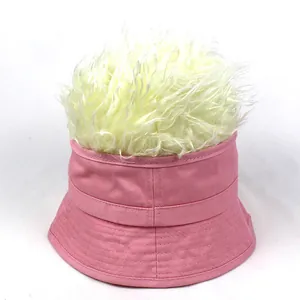 Détail du chapeau de pêcheur en coton rose avec perruque blonde créative dessus