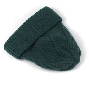 Detailansicht der dunkelgrünen Strickmütze mit Zopfmuster und klassischem Rippstricksaum