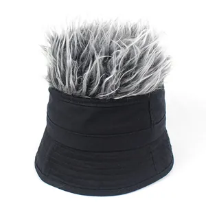 Bob noir rigolo avec fausse perruque grise pour style hip-hop et look de rue original