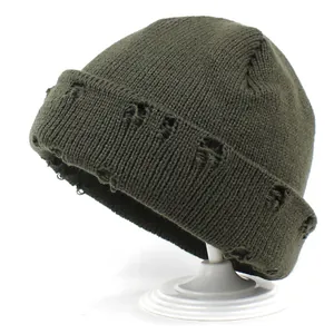 Berretto in maglia verde oliva con strappi e trama a coste per un look street moderno