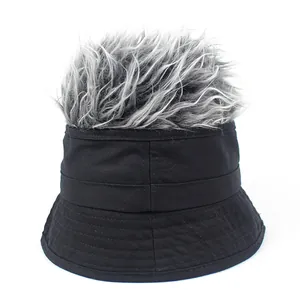 Détail d'un chapeau bob rigolo en tissu noir avec perruque grise duveteuse sur le dessus