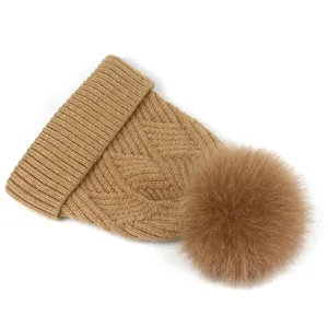 Grobstrick-Beanie für Damen in Camel mit großem Bommel und dicker gerippter Textur